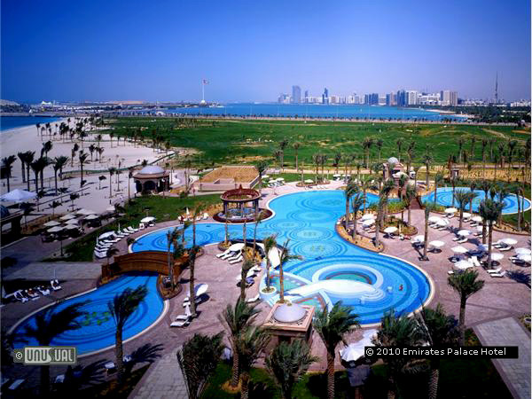 Emirates Palace có 6 phòng hoàng gia, diện tích mỗi phòng là 680 mét vuông. Trần phòng và sảnh được dát hoàn toàn bằng vàng, tới buổi tối sẽ phát sáng rực rỡ. Tường nhà được làm từ nhiều loại đá cẩm thạch quý giá.