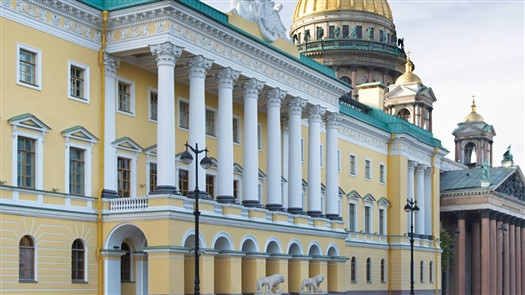 Nằm cạnh Alexander Garden ở quận Admiralteysky lịch sử của thành phố St. Petersburg, khách sạn 5 sao Four Seasons Hotel Lion Palace gây ấn tượng bởi vị trí tuyệt đẹp. Ảnh: Usnews.