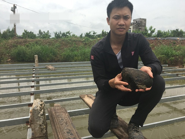Với biệt tài cấy ngọc vào trai nuôi dưới sông, 9X Nguyễn Đình Tùng (SN 1992) ở thôn Dạo Lưới, xã Đông Hưng (Lục Nam, Bắc Giang) được cho là thu về gần 5 tỷ đồng ở vụ đầu tiên. Ảnh: Dân Việt.