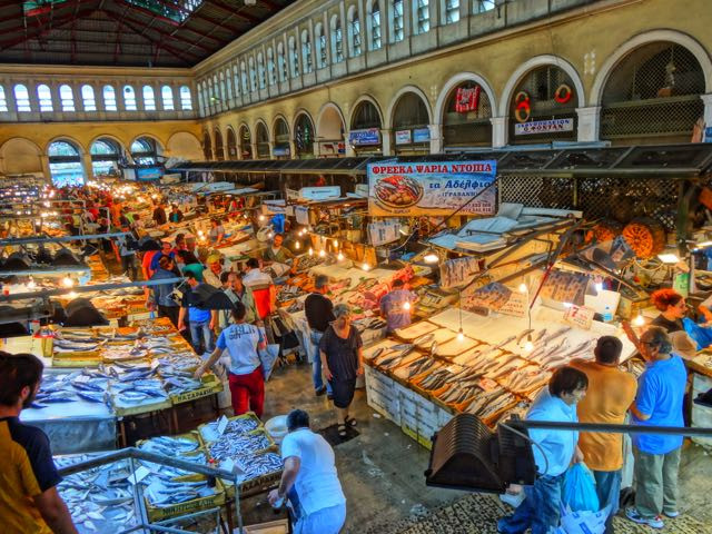 Chợ Varvakios Agora là khu chợ công tốt hàng đầu Athens (Hy Lạp). Chợ bày bán các loại hải sản tươi ngon nhất được đánh bắt ngay tại biển Aegean. Ảnh: Athens Survival Guide.