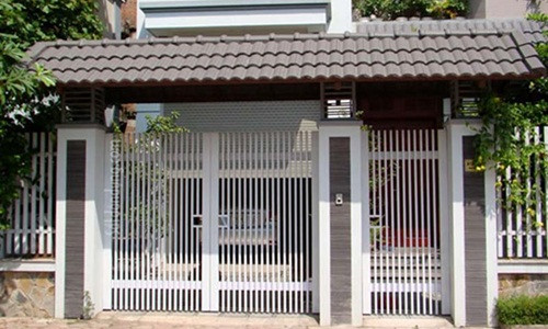 Cổng nhà và hàng rào được thiết kế theo phương vị đứng. Thanh sắt hộp cùng màu sơn tạo nên một tổng thể không thể tách rời. Ảnh: Ytuongnhadep.