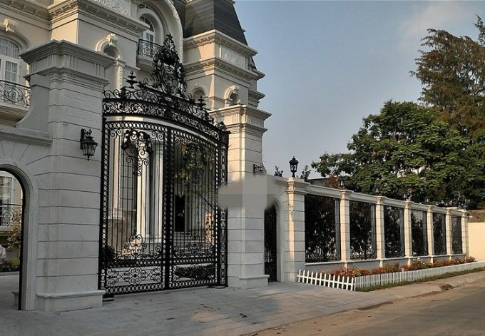Biệt thự cổ điển với một cổng chính ở giữa, hai cổng phụ hai bên. Cánh cửa thiết kế hoa văn, họa tiết rất tinh tế, đầy nghệ thuật. Ảnh: Kientaoviet.
