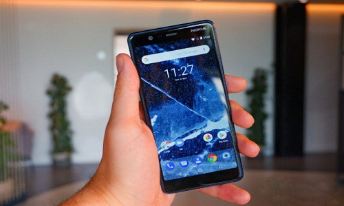  Nokia 5.1 vượt qua lối thiết kế truyền thống vốn dĩ chỉ có màn hình đạt tỷ lệ 16:9. Giờ đây dế mới này của Nokia đã có màn hình đạt tỷ lệ 18:9, cỡ 5.5-inch, góc tròn, loại kính IPS LCD, một đặc điểm rất hấp dẫn với dế tầm giá rẻ như Nokia 5.1.
