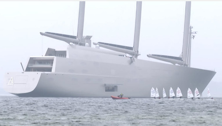 Thân thuyền dài tới 140m được cấu tạo từ thép và sợi carbon. Cột buồm của Sailing Yatch A cao 91m. Ảnh: Flickr.