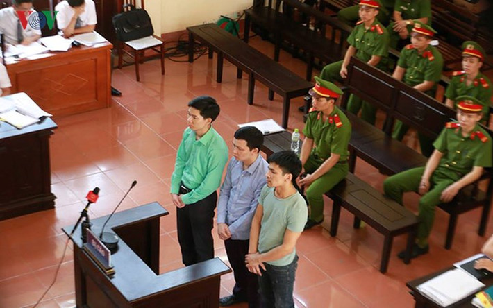Sáng 23/5, sau phần thẩm vấn và trình bày của các luật sư, đại diện Viện Kiểm sát đề nghị Hoàng Công Lương (bác sỹ khoa Hồi sức) mức án 30 - 36 tháng tù treo về tội Thiếu trách nhiệm để xảy ra hậu quả nghiêm trọng, Trần Văn Sơn 4 - 5 năm tù cùng tội danh. Bùi Mạnh Quốc (nguyên Giám đốc Công ty Trâm Anh) 5-6 năm tù tội Vô ý làm chết người.