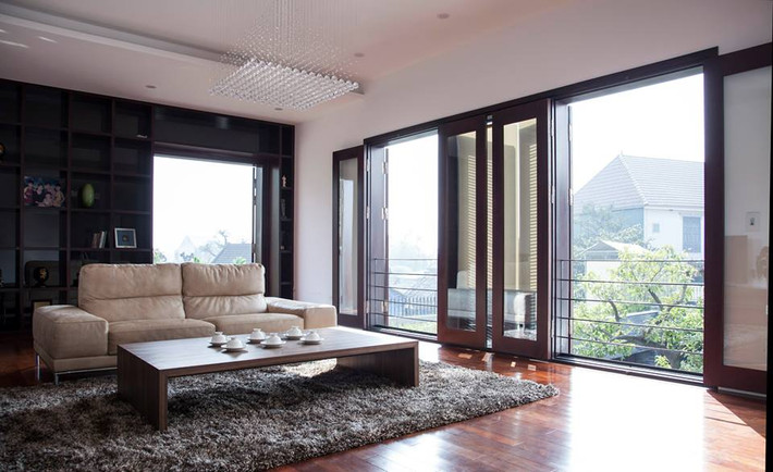 Không gian sinh hoạt chung bố trí trên tầng với cửa kính mở rộng.
