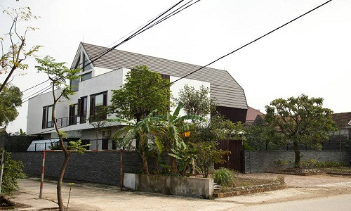 Nằm trên khuôn viên đất rộng tại TP Hà Tĩnh, biệt thự nguy nga gây ấn tượng mạnh mẽ bởi hình khối, kiến trúc đồ sộ.