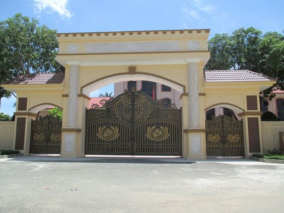 Cổng biệt thự 5 tầng kiên cố, vững chãi, phù hợp với những tòa nhà rộng lớn. Ảnh: Kientrucadong.