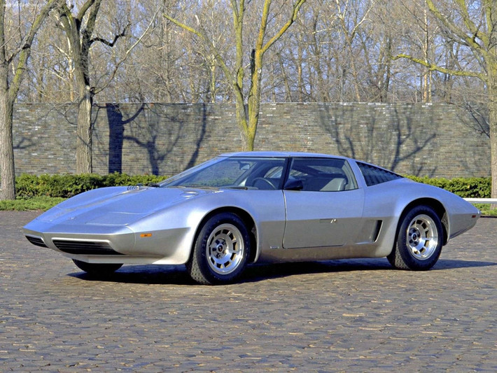 Chevrolet Aerovette: Ý tưởng về một mẫu xe mang thương hiệu Chevrolet có động cơ đặt giữa được hãng xe hiện thực hóa vào năm 1960 với chiếc Aerovette, sở hữu động cơ xoay Wankel. Tuy nhiên, những khó khăn về công nghệ buộc Aerovette phải chuyển sang sử dụng động cơ V8 vào năm 1976, trước khi bị khai tử không lâu sau đó.