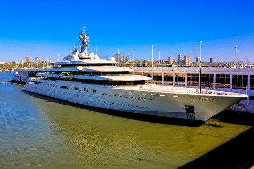 Du thuyền có 24 phòng ngủ, 2 bể bơi, một vũ trường, rạp chiếu phim, nhà hàng...Ảnh: EXtravaganzi.