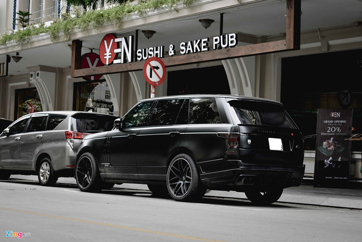 Range Rover LWB là phiên bản trục cơ sở kéo dài, khác biệt so với bản thường nằm ở kích thước khoang nội thất rộng hơn 200 mm. Động cơ vẫn giữ nguyên không có gì thay đổi có dung tích 5.0L sử dụng hệ thống tăng áp kép đạt công suất 510 mã lực. Tại Việt Nam, Range Rover LWB có giá bán gần 10 tỉ đồng.
