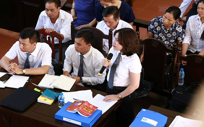 Trong phiên tòa sáng 22/5, luật sư Nguyễn Thị Đinh Hương (đại diện theo ủy quyền của Công ty Thiên Sơn) khẳng định: “Công ty Thiên Sơn không chấp nhận bất cứ yêu cầu bồi thường nào mà chỉ tự nguyện hỗ trợ cho gia đình các nạn nhân khi sự việc xảy ra”. Trong khi đó, luật sư Lê Văn Thiệp (bào chữa cho bác sỹ Lương) cho rằng, để xảy ra hậu quả sự việc là do sai sót của Công ty Thiên Sơn. (Trong ảnh; Luật sư Đinh Hương tại phiên tòa).
