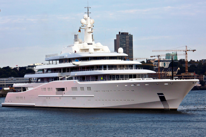 Tỷ phú Nga Roman Abramovich, người từng giàu có nhất nước Nga năm 2006 đã chi tới 500 triệu USD để đặt mua chiếc du thuyền với thiết kế tuyệt mỹ này từ công ty Francis Design. Ảnh: EXtravaganzi.