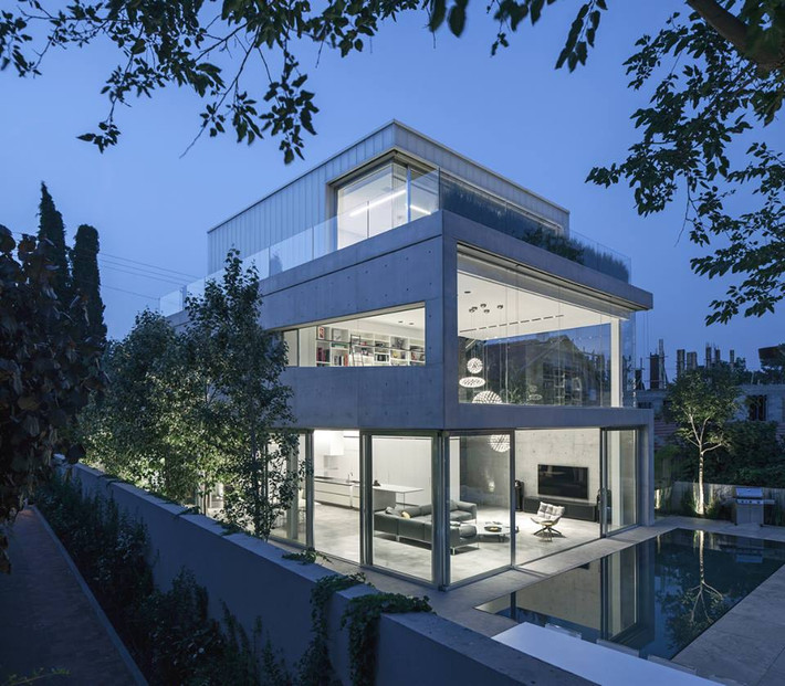 Biệt thự trắng dưới ánh đèn. Nguồn ảnh: Archdaily.