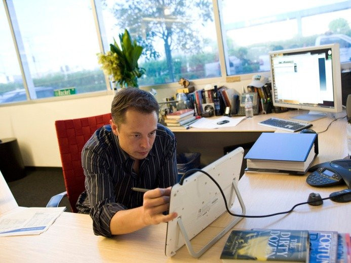 Bàn làm việc của tỷ phú Elon Musk tại trụ sở SpaceX (California, Mỹ) là sự kết hợp của 4 chiếc bàn nhỏ tạo thành hình chữ C. Ảnh: BI.
