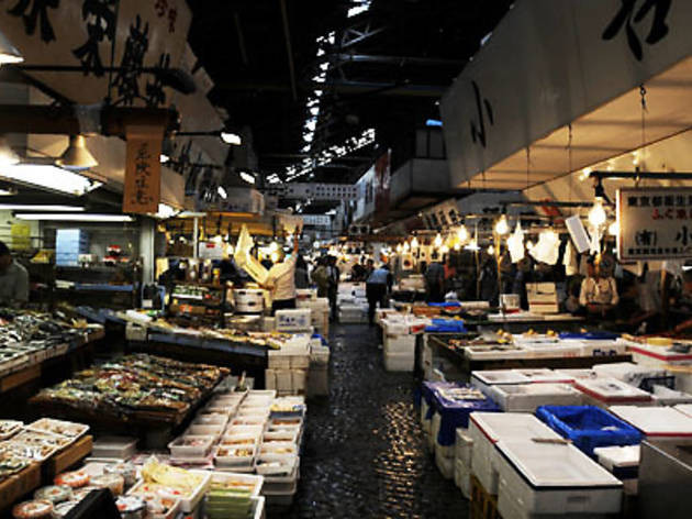 Tại chợ Tsukiji, khách có thể dễ dàng mưa được hải sản tươi sống mà một số cửa hàng bán sushi tươi ngon. Ảnh: Time Out.