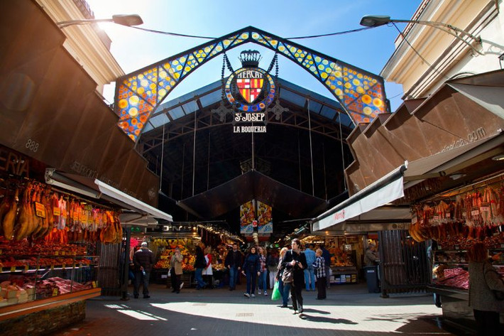 La Boqueria là khu chợ nổi tiếng nhất thành phố Barcelona (Tây Ban Nha). Chợ La Boqueria tràn ngập trái cây, hải sản tươi sống hảo hạng của địa phương như olive, hải sản, hoa quả, phô-mai…Ảnh: Bubahouse.