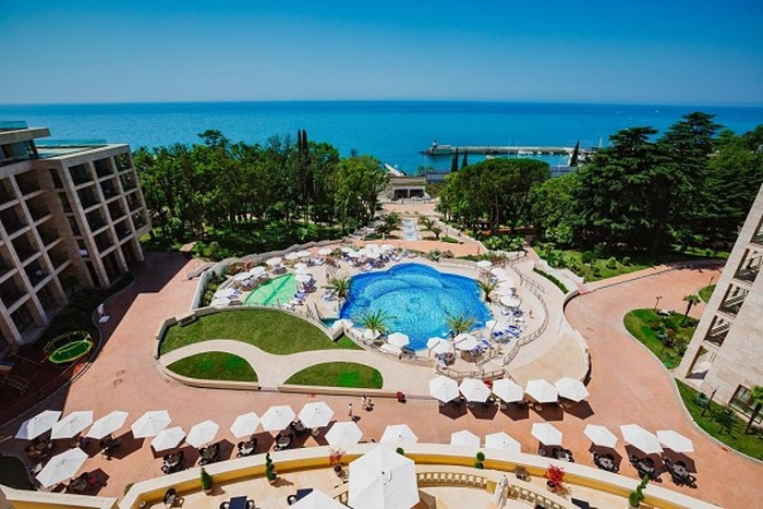 Khách sạn Swissôtel Resort Sochi nằm trong công viên tự nhiên bên bờ biển Đen.