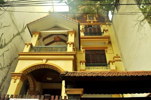 Đại gia phố núi Nguyễn Thị Liễu (Hương Sơn, Hà Tĩnh) chứng tỏ chất chơi của mình bằng việc đập biệt thự trị giá 135 tỷ mà bà mua tặng con trai sau đám cưới tại 79 Nguyễn Du - Hà Nội. Không ít người xuýt xoa vì vẻ đẹp của ngôi nhà này, nằm lọt vào giữa các ngôi nhà xung quanh, vẻ đẹp của căn biệt thự này cũng đã đủ gây ấn tượng mạnh với người đi đường bởi kiến trúc khá cầu kỳ, tại con phố “vàng” của Thủ đô. Thế nhưng, đại gia Liễu vẫn quyết phá bỏ để xây dựng theo một kiến trúc hoàn toàn khác biệt.