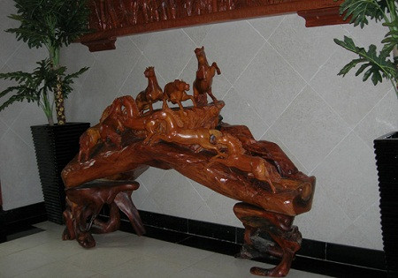 “Nữ đại gia thủy sản” Diệu Hiền được biết đến từ “siêu đám cưới” cho con trai. Sau đó, “Nữ đại gia thủy sản” này tiếp tục được biết đến với vụ nợ tiền cá lên đến hàng trăm tỷ đồng của bà đã đến hạn nhưng chưa được thanh toán. Mặc dù nợ nần chồng chất như vậy nhưng đại gia Diệu Huyền vẫn thể hiện chất chơi của mình bằng căn biệt thự với nội thất toàn gỗ quý.
