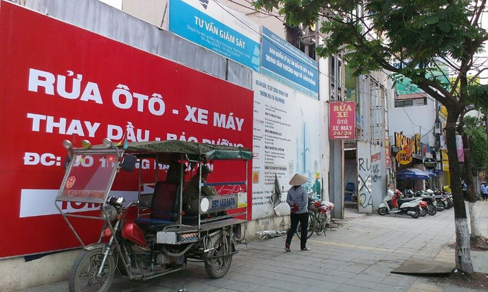 Dù đã được cấp phép xây dựng từ năm 2011, thế nhưng đến nay dự án Trung tâm thương mại và Văn phòng ở số 1A - 1B - 1C Láng Hạ (tạm gọi là dự án 1A Láng Hạ) vẫn chưa được triển khai thực hiện. Thay vào đó, nơi đây được quây lại và biến thành bãi trông giữ hàng trăm chiếc ô tô, xe máy.
