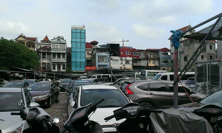 Như vậy, đến nay đã hơn 5 năm kể từ ngày được cấp phép xây dựng, dự án 1A Láng Hạ vẫn "án binh bất động". Hiện khu đất để xây dựng dự án vẫn là bãi đất trống nhưng được chủ đầu tư tận dụng để làm bãi trông giữ ô tô, xe máy.