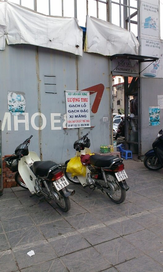 Một bên cổng nhỏ của dự án hiện là quán nước và nơi trưng bày, bán một số loại vật liệu, gạch xây dựng.