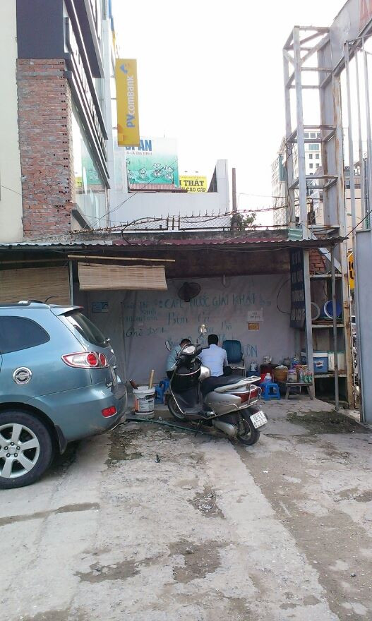 Lý giải lý do dự án sau 5 năm vẫn "đắp chiếu", trao đổi với báo chí, ông Lê Văn Tinh - Phó Giám đốc Công ty Cổ phần Đầu tư Láng Hạ, cho biết, dự án này dừng thi công do tái cơ cấu nền kinh tế và tái cơ cấu hệ thống ngân hàng, tài chính thời gian qua. Cụ thể, chủ đầu tư cũ của dự án này là Ngân hàng TMCP Phương Tây (WesternBank). Sau đó, Ngân hàng TMCP Phương Tây (WesternBank) phải sáp nhập với Công ty Tài chính CP Dầu khí Việt Nam (PVFC) và trở thành Ngân hàng TMCP Đại Chúng Việt Nam (PvcomBank). PvcomBank trở thành cổ đông mới và họ quyết định dừng thi công để thay đổi một số công năng của tòa nhà.