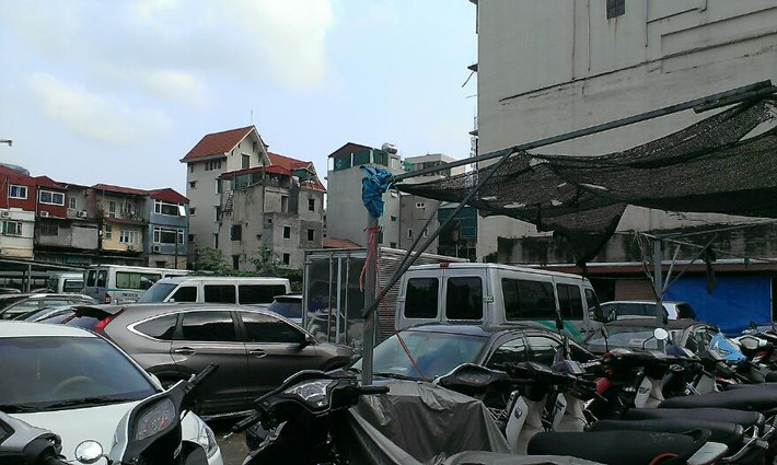 Theo quan sát của Kiến Thức, khu đất này có thể chứa hàng trăm chiếc ô tô và hàng trăm chiếc xe máy. Xe máy được để ở một khu vực riêng. Giá trông giữ ô tô theo tháng tại đây là 1,6 triệu/tháng nếu gửi ở khu vực có mái che và 1,3 triệu/tháng nếu gửi ngoài trời.