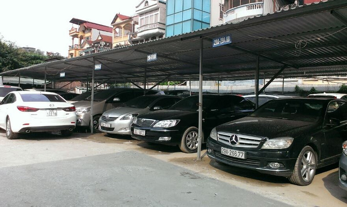 Cụ thể, ngày 21/5/2015, UBND quận Ba Đình đã có văn bản số 83/GPHP-UBND về việc cấp giấy phép tạm thời trông giữ phương tiện giao thông cho Công ty Cổ phần Đầu tư Láng Hạ tại khu đất thuộc dự án này. Văn bản quy định cụ thể thời gian sử dụng là 7 tháng, từ ngày 1/6/2015 đến ngày 31/12/2015. Đến nay, giấy phép tạm thời trông giữ phương tiện giao thông đã hết hạn.