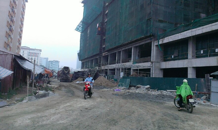 Bên cạnh dự án này là khá nhiều tòa nhà cũng đang xây dựng dở. Ngay phía mặt trước dự án là tòa nhà tái định cư CT1 Xuân La án ngữ. Tòa nhà này có 1 tháp hiện thi công được 10 tầng, mới được nửa chặng đường, còn 1 tháp mới đang thi công ở tầng thứ 5.