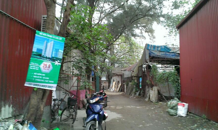 Người dân ở đây cho biết, đi đường này không thể vào khu vực xây dự án được. "Thỉnh thoảng lại có người đi nhầm vào đây và hỏi thăm đường vào dự án Ecolife, nhưng chúng tôi có biết đó là dự án nào, đi đường nào đâu, không hiểu sao họ lại giới thiệu ngõ này", một người dân sống trong ngõ này cho biết. Trong ảnh, tờ áp phích giới thiệu về dự án Ecolife vẫn được treo tại đây.