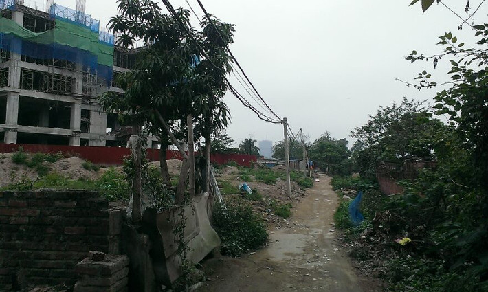 Một con ngõ khác từ đường Võ Chí Công vào dự án thì vẫn đang là đường đất chật hẹp và sỏi đá lởm chởm. Cả 2 con ngõ này buổi tối đều không có điện, đi lại khá nguy hiểm.