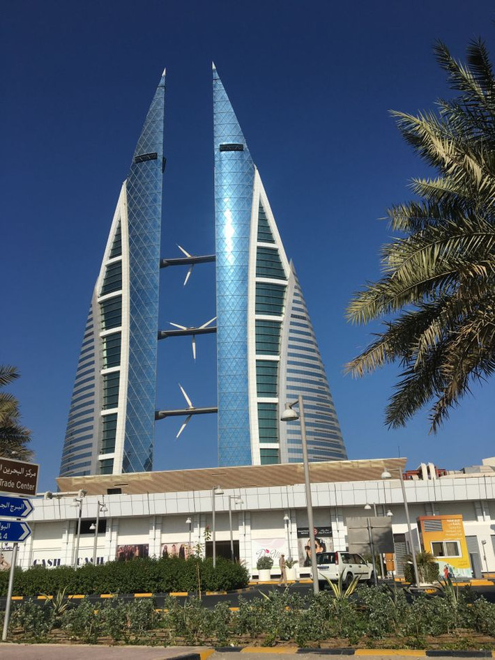 Tòa nhà chọc trời được xây dựng ở Bahrain năm 2008 nhận được giải thưởng vì thiết kế tiết kiệm năng lượng. Những cây cầu nối hai tòa tháp đôi được lắp sẵn máy phát điện gió.