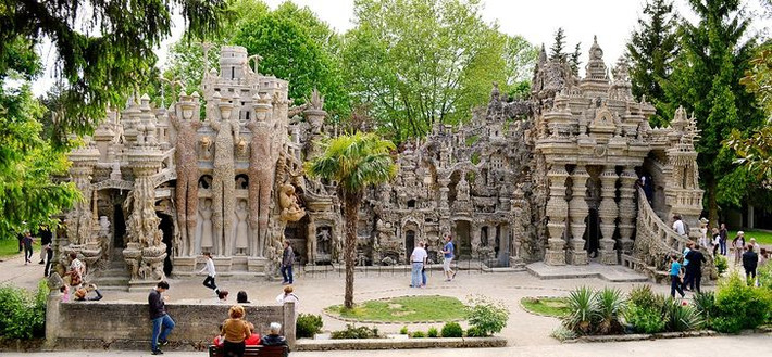 Thật khó tin nhưng "Cung điện lý tưởng" tại Hauterives (Pháp) được xây bởi một người đưa thư, không có bằng kiến trúc, cũng không có tiền mua vật liệu xây dựng.