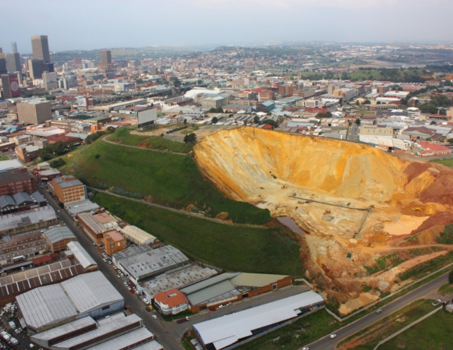 Johannesburg là một thành phố trù phú, giàu có và lớn nhất ở Nam Phi. Sở hữu những mỏ vàng đồ sộ, Johannesburg được ví như "quê hương" của thứ kim loại quý giá này.