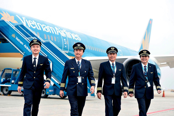 Để ứng phó với tác động của COVID-19, Vietnam Airlines cho biết đã điều chỉnh giảm thu nhập cả năm nay của người lao động 40-50%. Theo đó, thu nhập dự kiến của phi công Vietnam Airlines giảm hơn 52% so với năm ngoái, xuống bình quân 77 triệu đồng một tháng. Ảnh: vietnamnet.