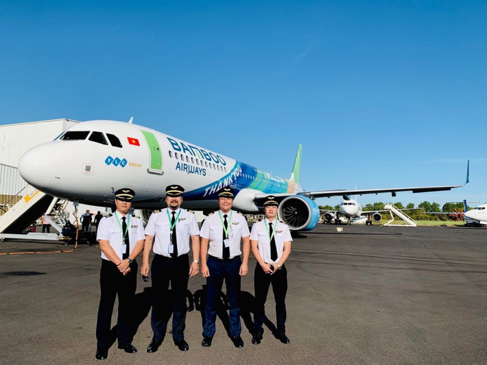 Còn với Bamboo Airways, đại diện hãng hàng không này từng tiết lộ, theo bảng thu nhập đã được phê duyệt, mức lương phi công tại Bamboo Airways sẽ đạt mức trên 200 triệu đồng/người/tháng, tức hơn 2,4 tỷ đồng/năm. Ảnh: Bamboo Airways.