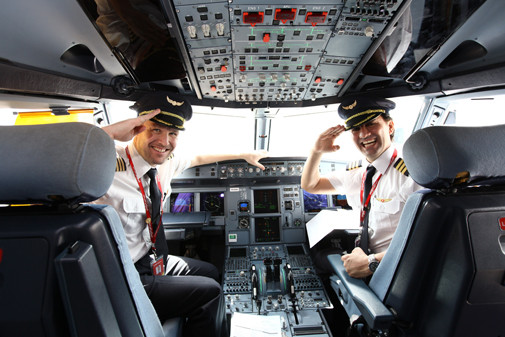 Trong đó, lương cơ trưởng của Vietjet Air lên tới 180-240 triệu đồng/tháng, tùy vào giờ bay và thâm niên; lương cơ phó của Vietjet Air dao động trong khoảng 120-140 triệu đồng/tháng. Ảnh: Vietjet.