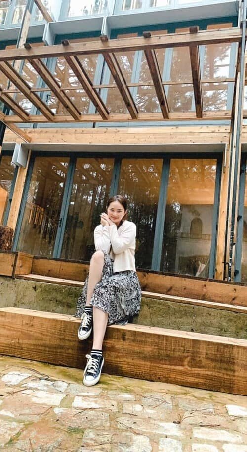 Biệt thự gỗ của vợ chồng Phan Như Thảo nằm trên thổ đất rộng rãi ngay con dốc dẫn lên đồi thông. Ảnh: FBNV.