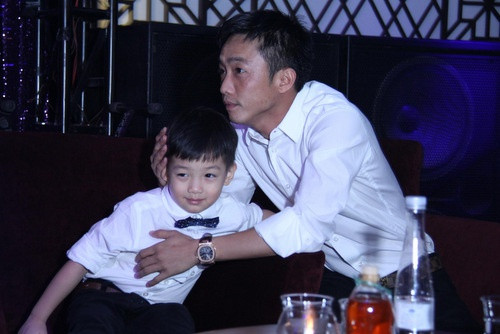 Còn với Subeo, dù bận rộn với công việc nhưng Cường ĐÔ La vẫn luôn dành thời gian chăm sóc con trai chu đáo. Ảnh: Zing.