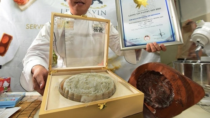 Tết Trung thu năm 2017, chiếc bánh đắt nhất của Malaysia thu hút sự chú ý của người tiêu dùng khi có giá 3.888 RM (tương đương 21,6 triệu đồng). Chiếc bánh cao 4cm và đường kính 17,5cm, to gấp bốn lần một chiếc bánh thông thường. Ảnh: Thesundaily