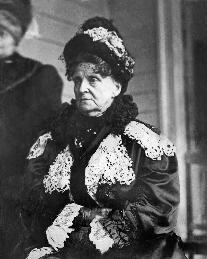Năm 25 tuổi, người mẹ tội nghiệp của bà qua đời, Hetty theo cha đến New York. Năm 1865, cha và dì ruột của Hetty lại qua đời để lại cho cô gái trẻ một số tài khoản khổng lồ lên tới 7,5 triệu USD.
