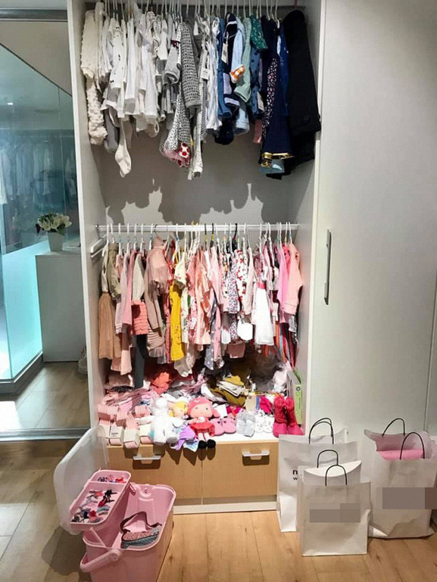 Con gái Thân Thúy Hà có tủ treo quần áo 2 ngăn xếp đầy chật ních những mẫu quần áo điệu đà với đủ các màu sắc thiết kế khác biệt. Ngoài quần áo, cô công chúa nhỏ còn có rất nhiều giày dép túi xách để thay đổi theo trang phục.