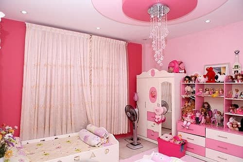 Căn phòng của hai bé nhà Mỹ Lệ được bài trí với tông màu hồng - trắng điệu đà, nữ tính.