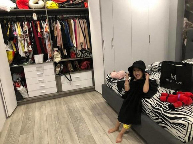 Con gái Ốc Thanh Vân cũng được mẹ đầu tư tủ quần áo xịn xò chẳng kém người lớn.