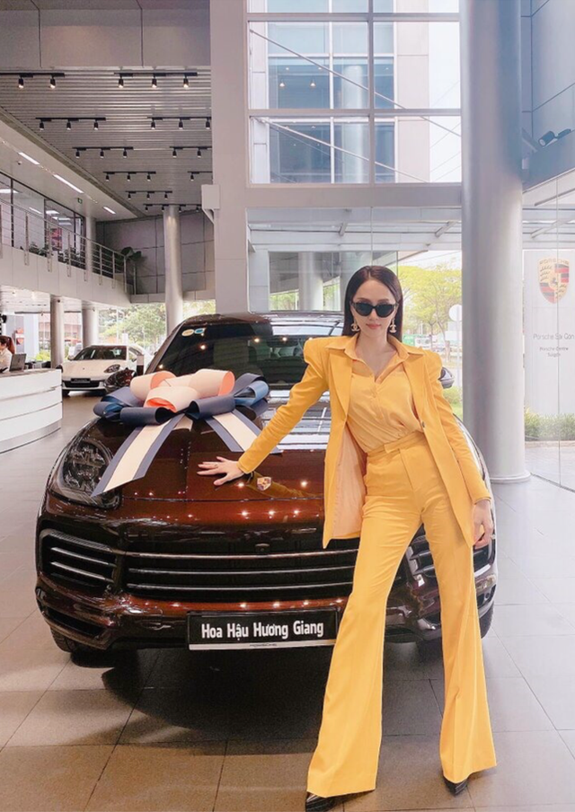 Trên trang cá nhân, Hoa hậu Hương Giang khiến nhiều người xuýt xoa khi khoe xế hộp hạng sang mới sắm, ước chừng trị giá 5 tỷ đồng. Ảnh: FBNV.