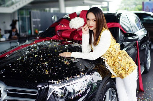 3 chiếc xe Hương Giang mua trong năm 2018, nhẩm tính ước chừng cũng có tổng giá trị khoảng hơn 8 tỷ đồng. Ảnh: FBNV.
