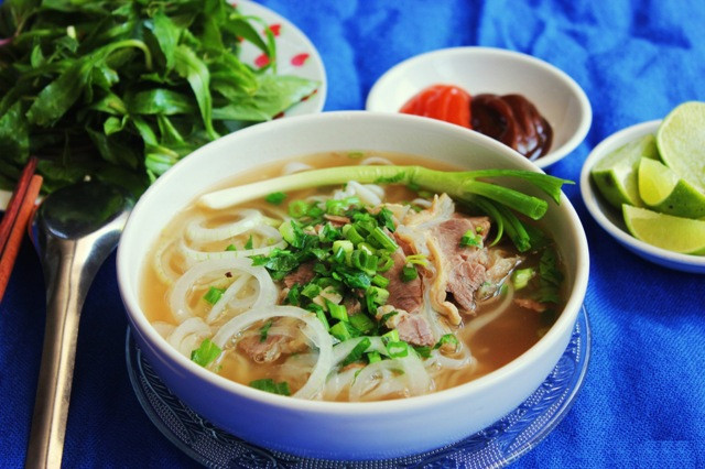 Gia vị ăn kèm phở là loại tương Sriracha nổi tiếng. Ảnh minh họa.