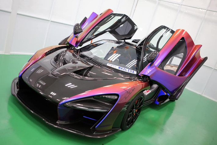 Món quà đó là siêu xe hàng hiếm McLaren Senna MSO, giá không dưới 50 tỷ đồng. Đây là mẫu siêu xe giới hạn cả thế giới chỉ có 500 chiếc. Ảnh: FBNV.